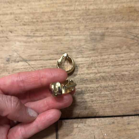 Classic 80s gold Direction One Vintage Clip On Earrings signed - Picture 7 of 7